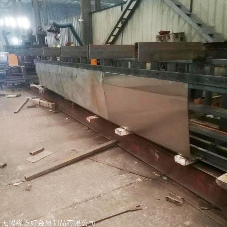 (3) 组装：将切割好的材料通过粘合等方式合成复合板