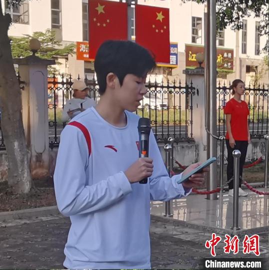 冬奥冠军范可新等出席纪念五四运动104周年升旗