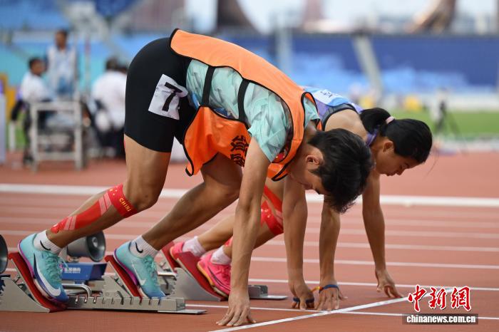 引跑绳缔结两颗冠军心：广州残特奥会T12级100米