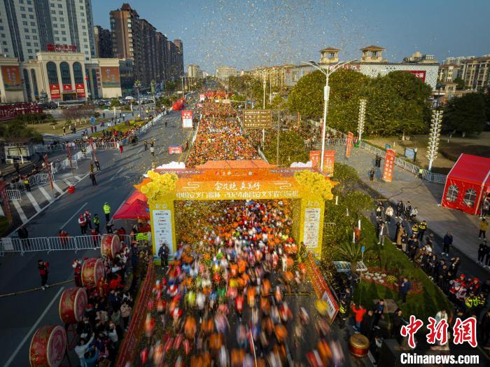 江西安义半程马拉松鸣枪开跑 六千名参赛者畅跑