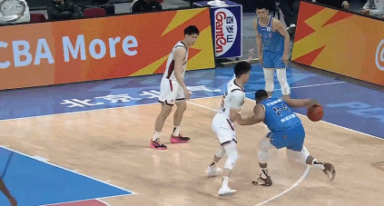 CBA常规赛焦点战：上海领跑积分榜，北京险胜浙