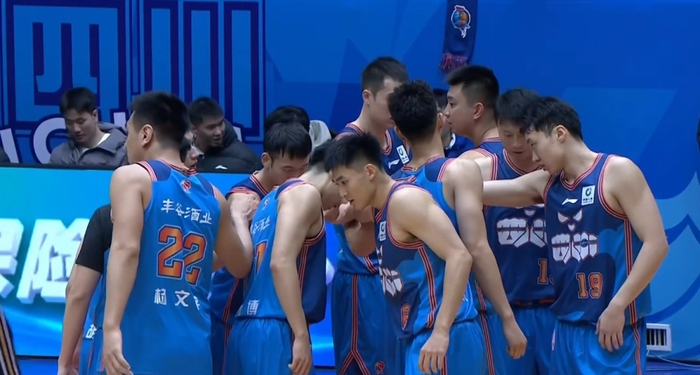 CBA常规赛焦点战：上海领跑积分榜，北京险胜浙