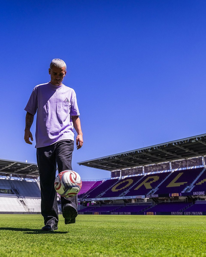 格里兹曼现身美职联训练场 亮相奥兰多城新球衣