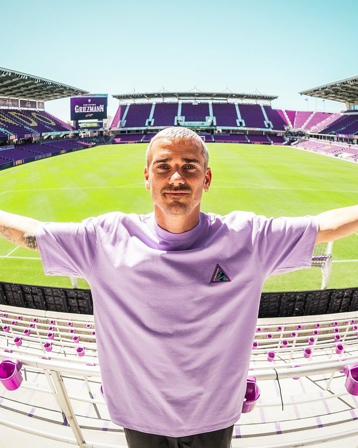 格里兹曼现身美职联训练场 亮相奥兰多城新球衣