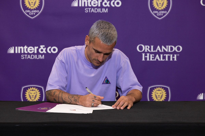 格里兹曼现身美职联训练场 亮相奥兰多城新球衣