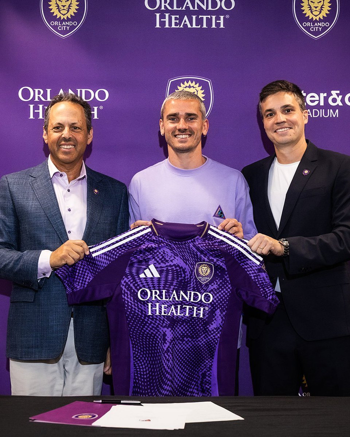 格里兹曼现身美职联训练场 亮相奥兰多城新球衣