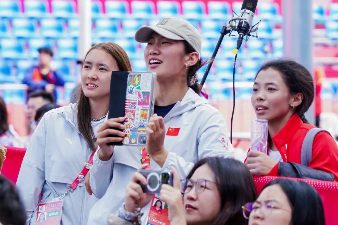 西藏攀岩健儿挑战极限 全运赛场绽放高原风采