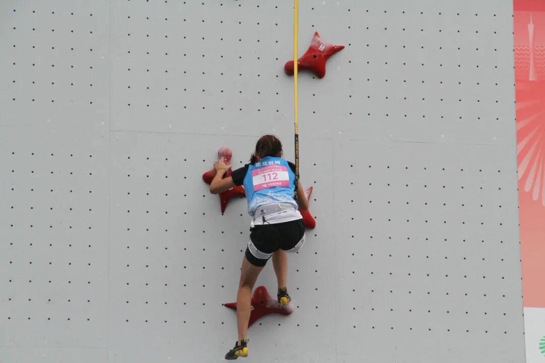 西藏攀岩健儿挑战极限 全运赛场绽放高原风采