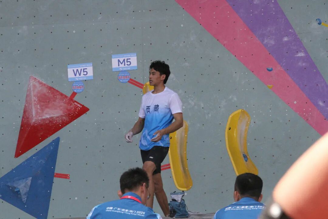 西藏攀岩健儿挑战极限 全运赛场绽放高原风采