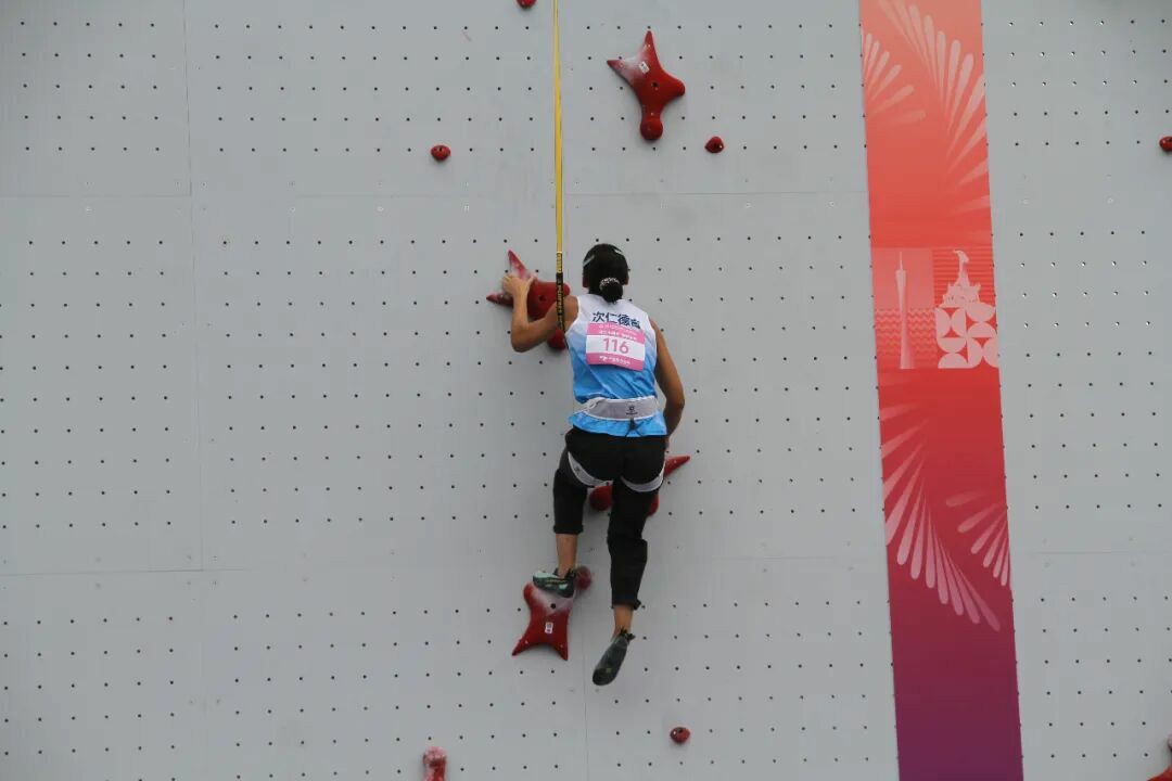 西藏攀岩健儿挑战极限 全运赛场绽放高原风采