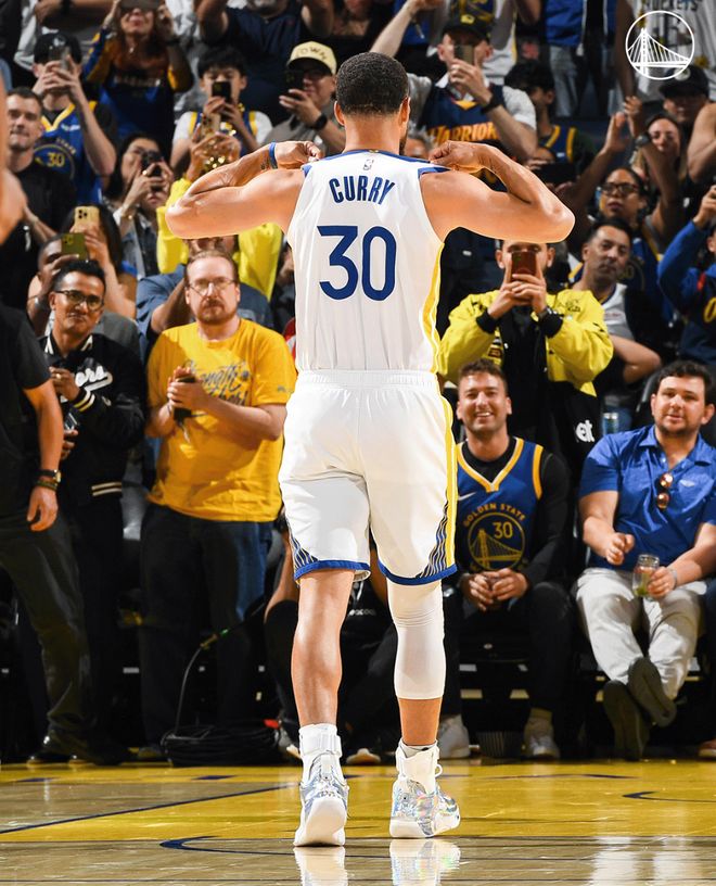 库里复出替补登场 火箭险胜勇士申京准绝杀