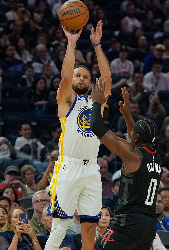 库里复出替补登场 火箭险胜勇士申京准绝杀